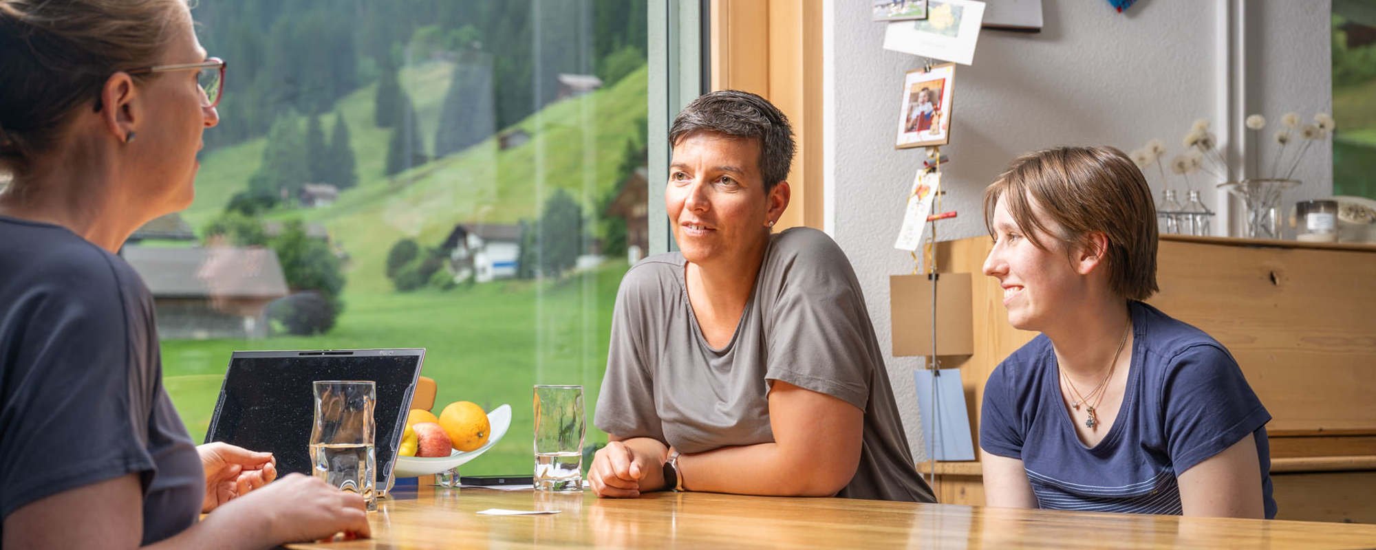 Spécialiste des enquêtes parle à la mère et à sa fille.